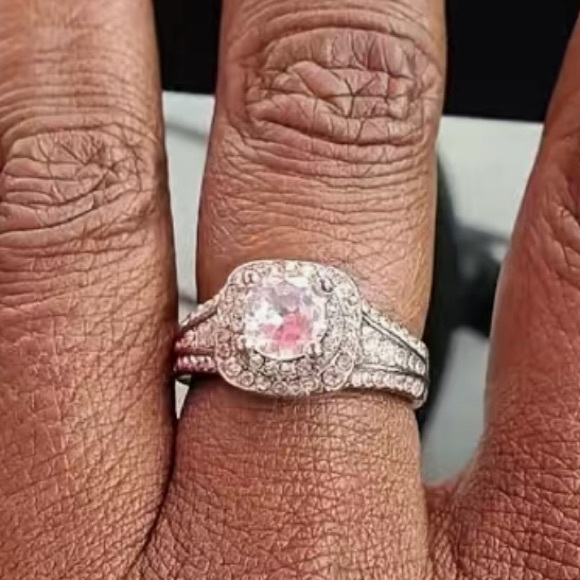 ♥️Boho Style Ring , large round Zircon, surrounded by ave set stones, 925 plated - Picture 12 of 15